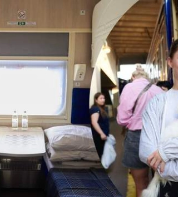 В "Укрзалізниці" з'явились нові вагони зі столиками для верхніх полиць: які вони на вигляд