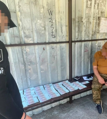 Погрожував відправити на передову: на Київщині командира взводу викрили на вимаганні хабаря
