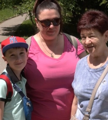 Біля луцької кав’ярні оселилися лебеді з потомством: за птахами доглядають працівники закладу