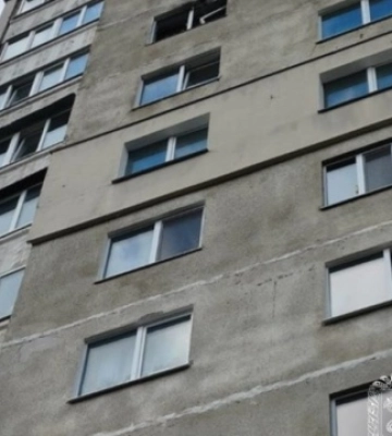 У Харкові ворожий дрон поцілив по багатоповерхівці, є постраждала