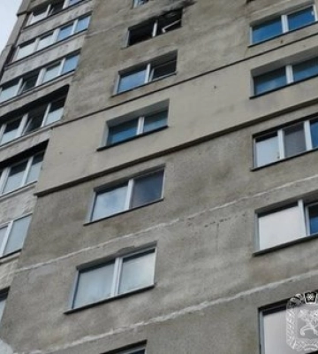 Ворожий дрон влучив у багатоповерхівку в Харкові: постраждала жінка. ФОТО