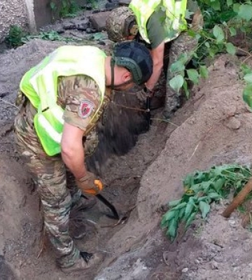 Нічна атака РФ на Київ: вилучено бойову частину ракети, що впала біля багатоповерхівки. ФОТОрепортаж