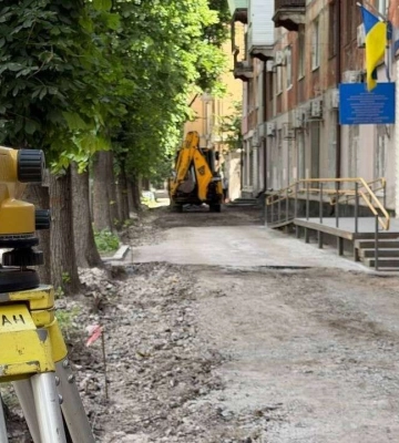 У Дніпрі продовжують оновлювати дороги та тротуарні зони за заявками містян