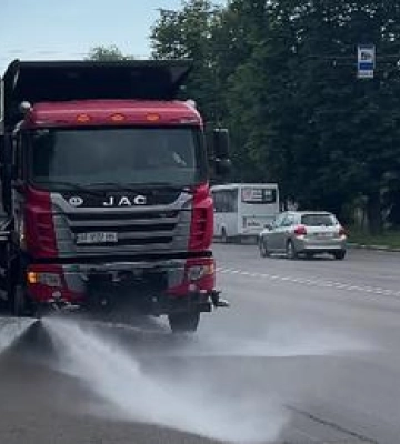 У Полтаві розпочали полив вулиць для охолодження асфальту