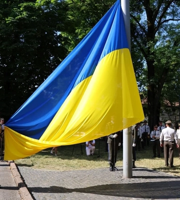 У Львові з нагоди відзначення Дня Конституції на площі Андрія Парубія підняли Державний Прапор України