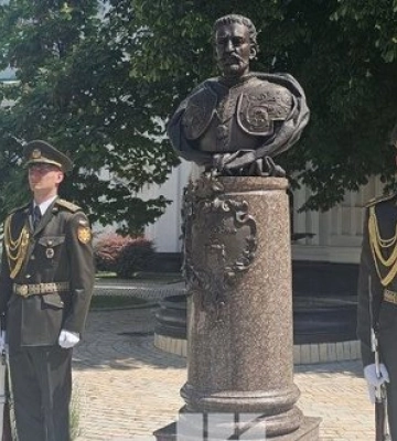 "Де ленін впав, буде Мазепа" - Зеленський анонсував пам&amp;apos;ятник гетьману в центрі Києва