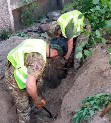 В Киеве возле многоэтажки после ночной атаки изъяли боевую часть ракеты