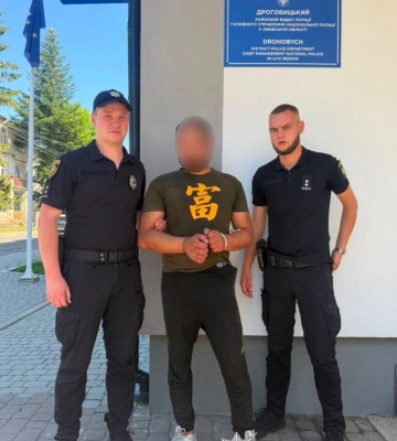 Поліцейські Дрогобича, що на Львівщині, затримали зловмисника, який пошкодив меморіал. ФОТО