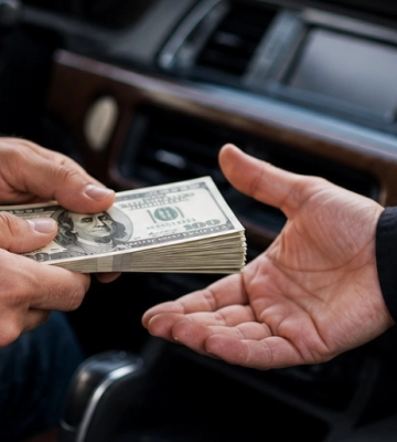 Слідчий з Одещини вимагав $7800 за справу про ДТП: який вирок виніс суд