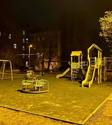 У Рівному пара зайнялась сексом на дитячому майданчику: усе закінчилось несподівано