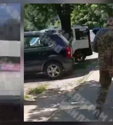 В Киеве прохожий заступился за мужчину, которого пытались скрутить сотрудники ТЦК — тот смог убежать. ВИДЕО