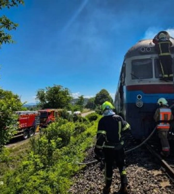 Полум’я охопило локомотив просто під час руху: на Закарпатті загорівся приміський дизель-поїзд
