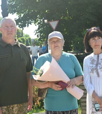 У Шполі на Черкащині матері передали посмертну нагороду сина військового