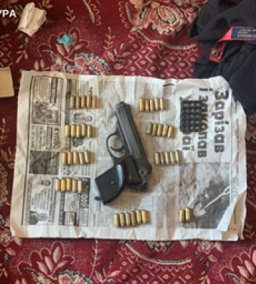 На Чернігівщині чоловіка судитимуть за зберігання вогнепальної зброї та наркотиків