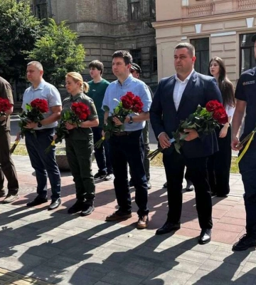 У Дніпрі до Дня Конституції України поклали квіти до пам'ятника Тарасові Шевченку