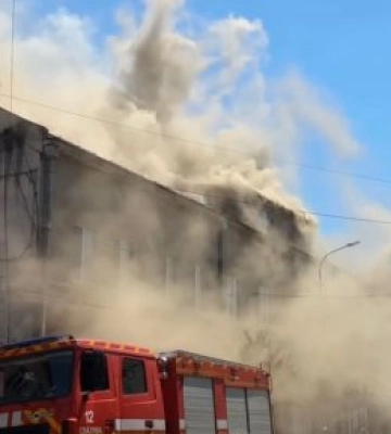 У центрі Сваляви палає будівля колишнього готелю «Карпати» (ФОТО)