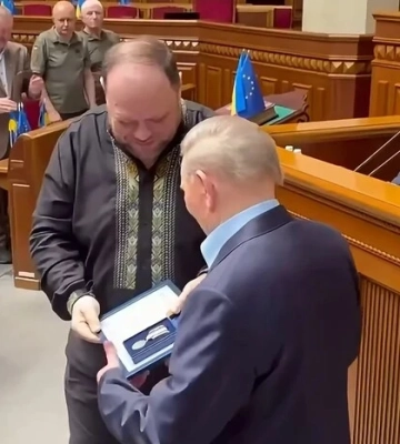 Стефанчук нагородив Кучму відзнакою Верховної Ради та спровокував хвилю обурення у соцмережах
