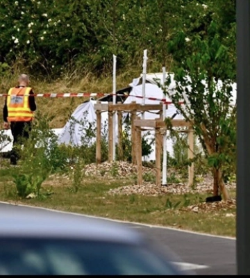Во Франции самолет упал возле супермаркета: 11 человек погибли