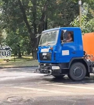 В Ужгороді через аномальну спеку розпочали регулярний полив вулиць: графік та деталі