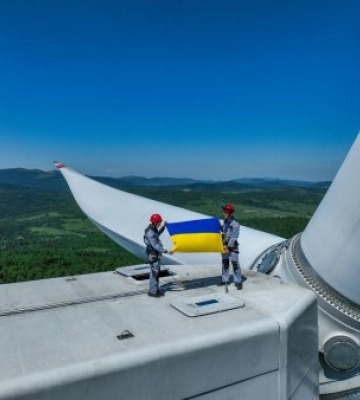 До Дня Конституції український прапор підняли на вершину вітротурбіни
