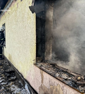 Російські безпілотники атакували Золочів на Харківщині: спалахнула пожежа 