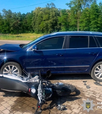На Рівненщині молода водійка не пропустила мотоцикліста, який постраждав та потрапив до лікарні