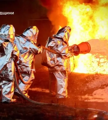 Стовп диму було видно всюди: у Кропивницькому пів ночі гасили пожежу після удару РФ