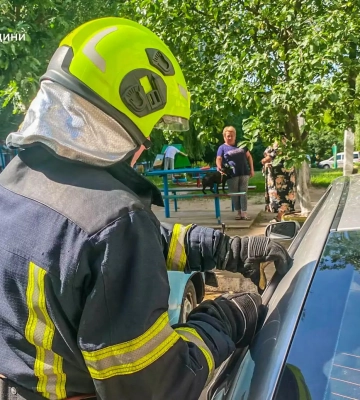 У Бердичеві рятувальники допомогли вивільнити дитину із зачиненого автомобіля, - ДСНС
