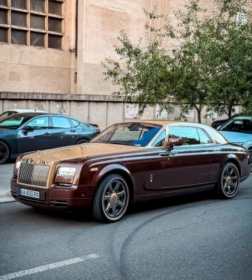 Один из 500: в Киеве заметили эксклюзивный Rolls-Royce 2000-х 