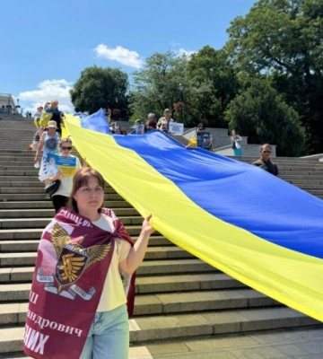 У День Конституції родини безвісти зниклих та полонених захисників і цивільних пронесли вулицями Одеси стометровий прапор України