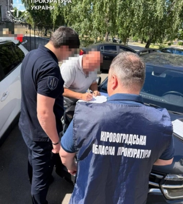 На Кіровоградщині податківець отримав підору через те, що не стягував мільйонні борги