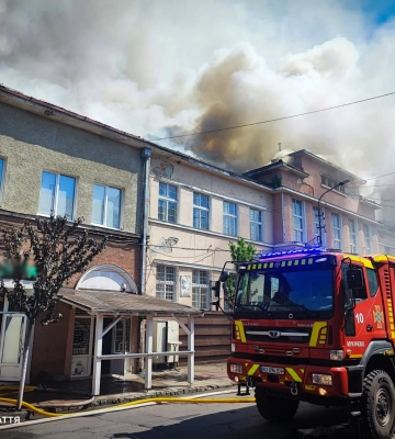 Вогонь охопив дах і сусідню будівлю: у Сваляві рятувальники понад сім годин боролися з масштабною пожежею