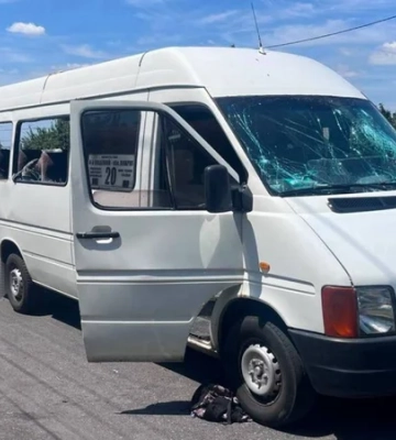 Росія вдарила дроном по маршрутці у Запоріжжі, двоє людей загинули, серед поранених є дитина