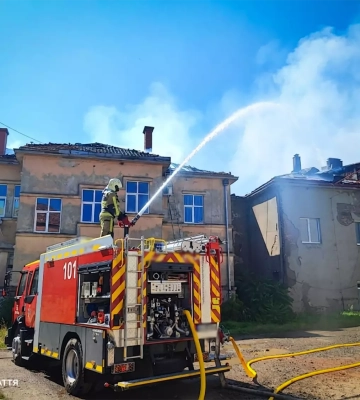 У Сваляві вогнеборці ліквідували пожежу в будівлі недіючого готелю