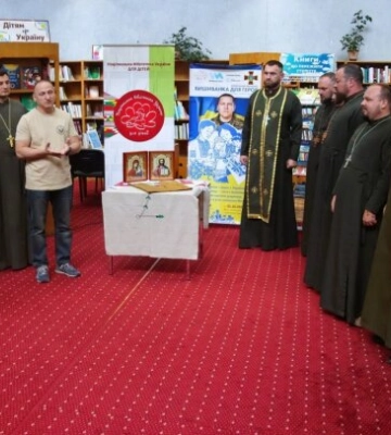 Військові капелани Київського гарнізону Національної гвардії України звершили спільну молитву у бібліотеці
