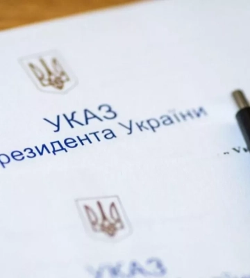 Президент відзначив з нагоди Дня Конституції мера Очакова та керівника Держаудитслужби