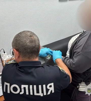 Затримано багатодітну харків’янку, яка поширювала порнографічний контент за участю 14-річної доньки, - Нацполіція. ФОТО