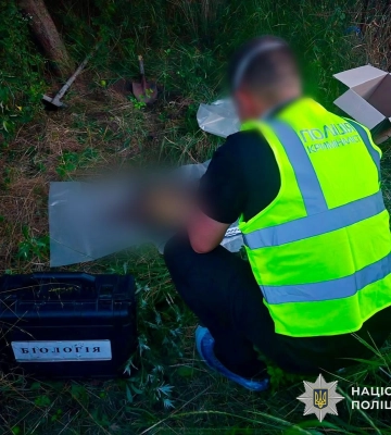 У Чопі 39-річна жінка закопала півторамісячну доньку на городі біля будинку