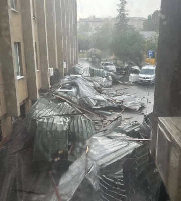 У Львові знесло частину даху приміщення районної адміністрації