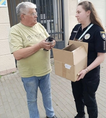 Одеські патрульні врятували травмованого птаха