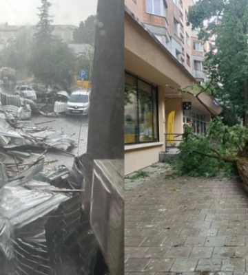 Мощная непогода накрыла Львов: ураганный ветер валит деревья, срывает крыши и затапливает улицы — видео