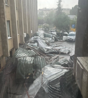 У Львові через негоду зірвало частину даху Шевченківської районної адміністрації