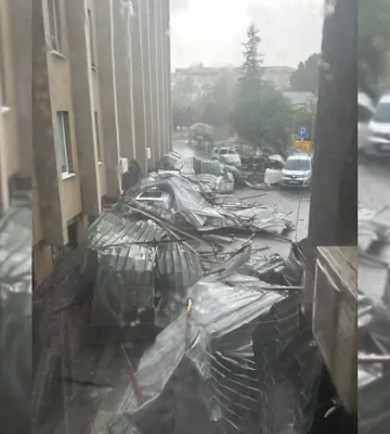 У Львові вирує негода. Вітер зніс дах районної адміністрації (фото, відео)