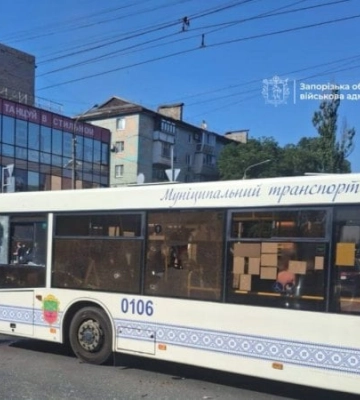 У Запоріжжі ворожий дрон вибухнув поруч з автобусом, є поранені