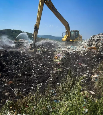 У Сваляві вогнеборці ліквідовують пожежу на сміттєзвалищі