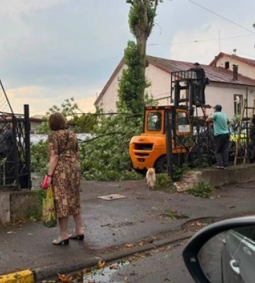 Непогода во Львове: молния ударила 6-летнюю девочку – она в реанимации