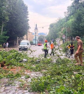 Шквальный ветер во Львове перебросил лавку через многоэтажку, видео