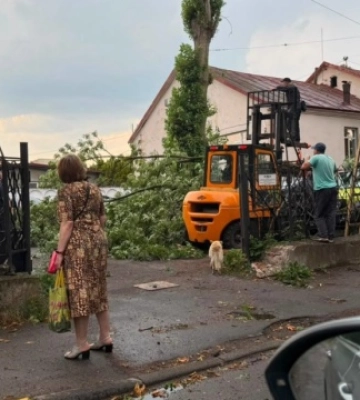 Через грозу на Львівщині знеструмлено 76 населених пунктів
