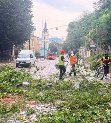 Блискавка уразила шестирічну дівчинку у Львові