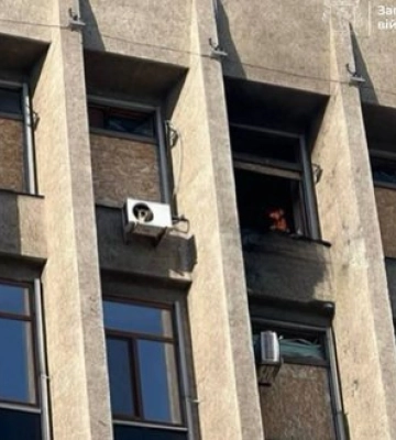 Окупанти завдали удару по будівлі Запорізької ОДА: виникла пожежа